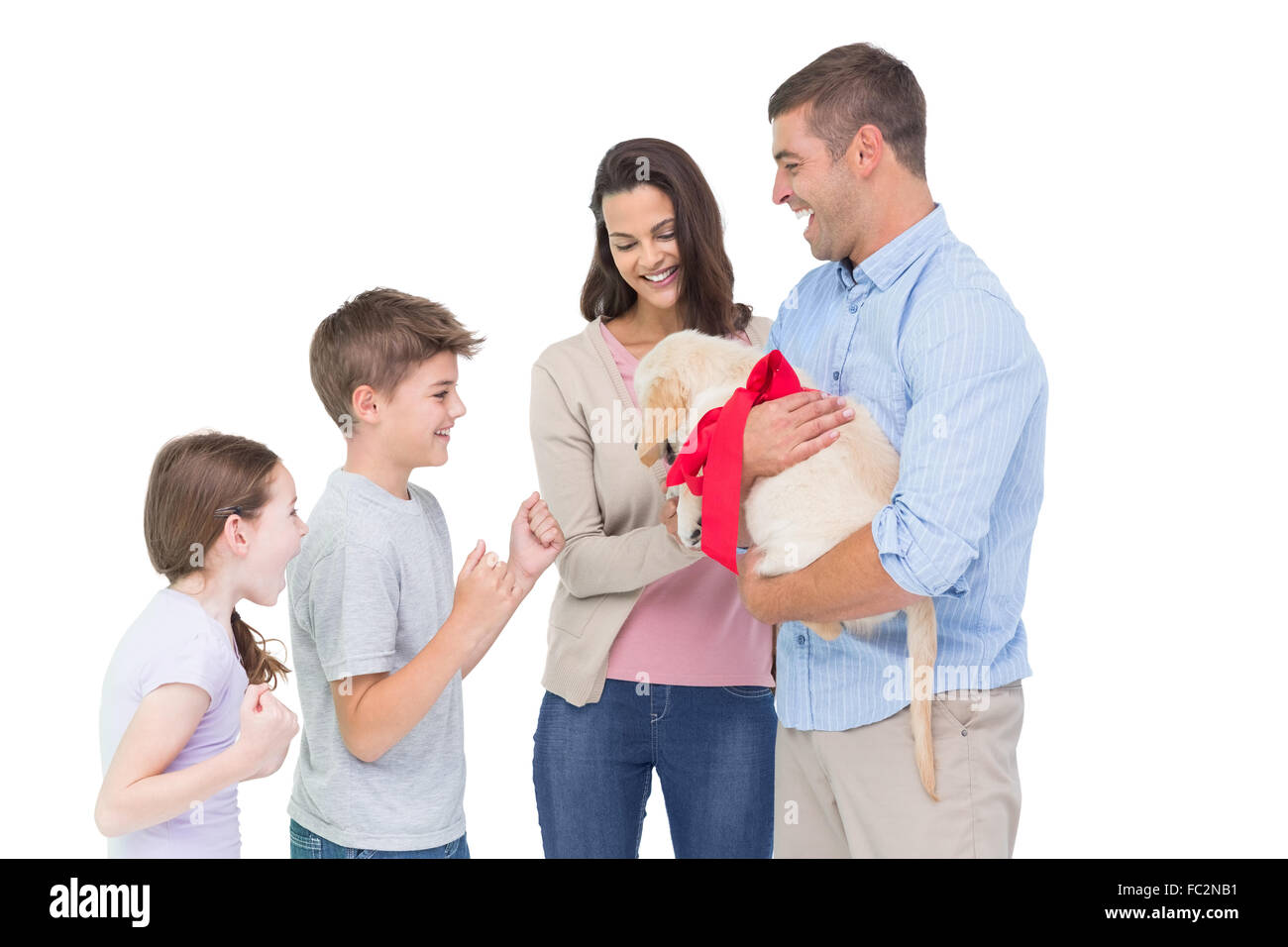 I genitori gifting cucciolo a bambini contro uno sfondo bianco Foto Stock