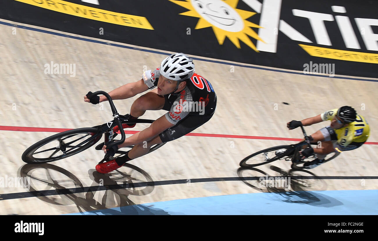 Bremen, Germania. Xix gen, 2016. Marcel Kalz (l) della Repubblica federale di Germania e il ciclista spagnolo Sebastian Mora in azione durante la 52a Brema per sei giorni in ÖVB-Arena di Brema, Germania, 19 gennaio 2016. Foto: Carmen Jaspersen/dpa/Alamy Live News Foto Stock