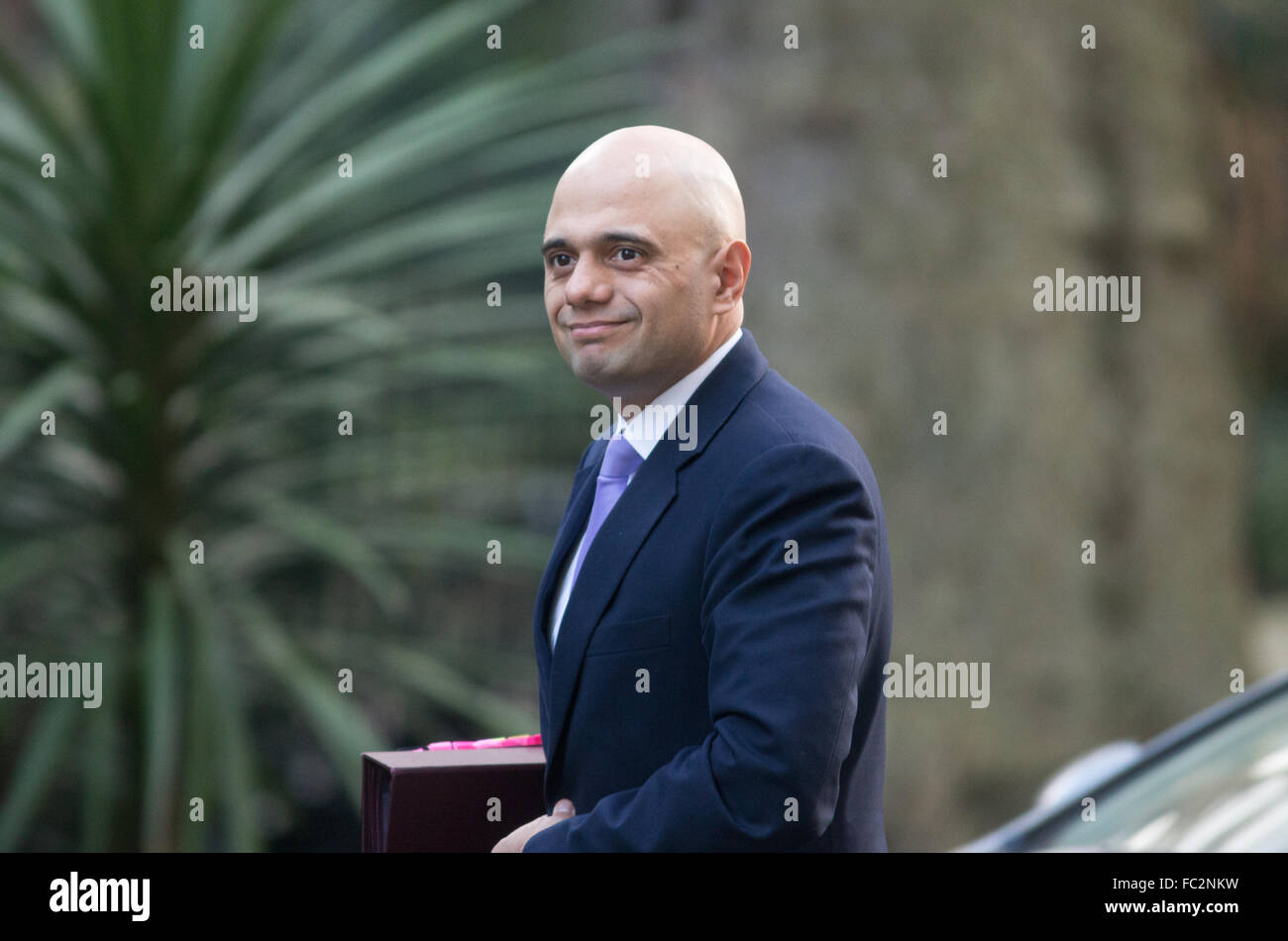 Sajid Javid,il segretario di Stato per l'innovazione del business e delle competenze,arriva a Downing street settimanale per la riunione del gabinetto Foto Stock