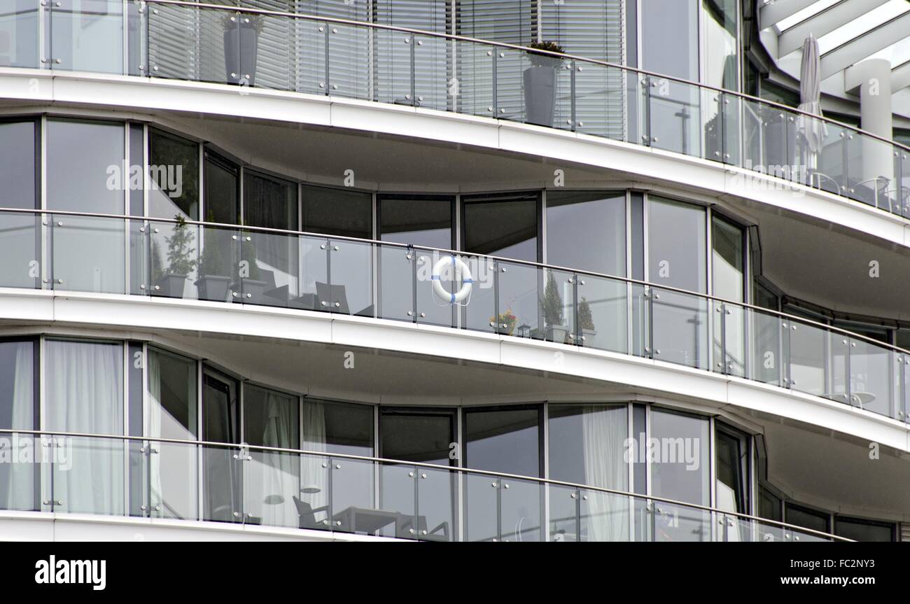 Moderna casa residenziale con anello di vita Foto Stock