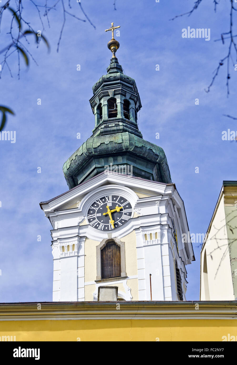 Torre della chiesa parrocchiale con orologio Foto Stock