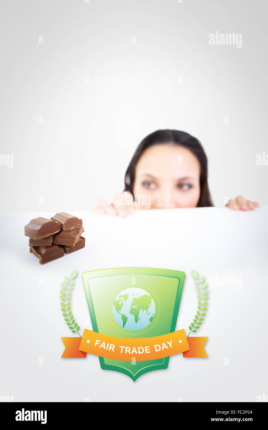 Immagine composita della bella bruna sbirciare il cioccolato Foto Stock