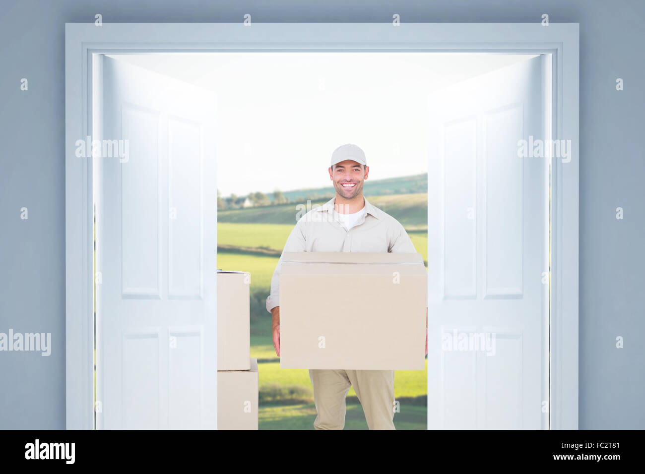 Immagine composita di courier uomo che porta una scatola di cartone Foto Stock