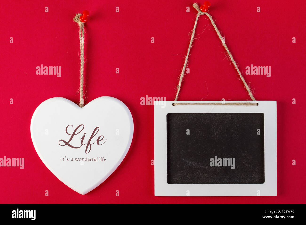 Amore il cuore e lavagna vuota su rosso texture di sfondo, il giorno di San Valentino card concept. Foto Stock