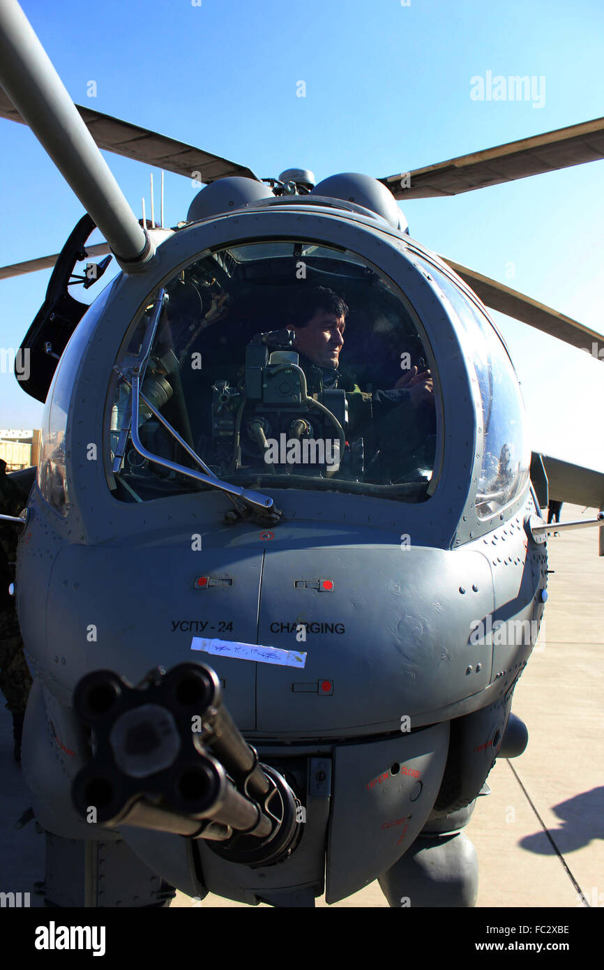 AFGHANISTAN ,KABUL - 20 gennaio: esercito nazionale afghano controlla il Mi- 25 elicottero a Hamid Karzai Aeroporto internazionale il 20 gennaio 2016. Foto Stock