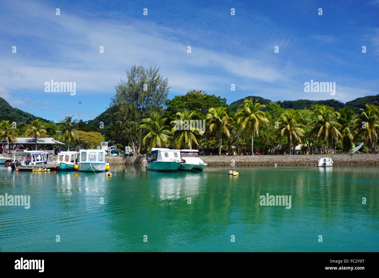 Piccolo e accogliente porto tropicale sull'isola di Mahe Foto Stock
