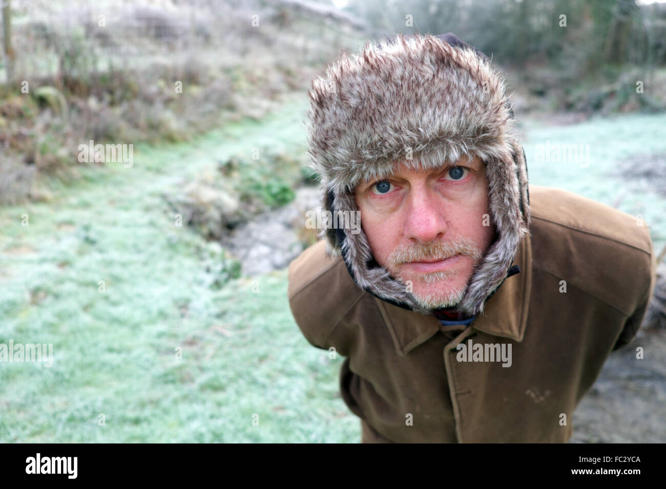 Inverno uomo di mezza età all'aperto indossando cappello di pelliccia a temperature sotto zero Foto Stock