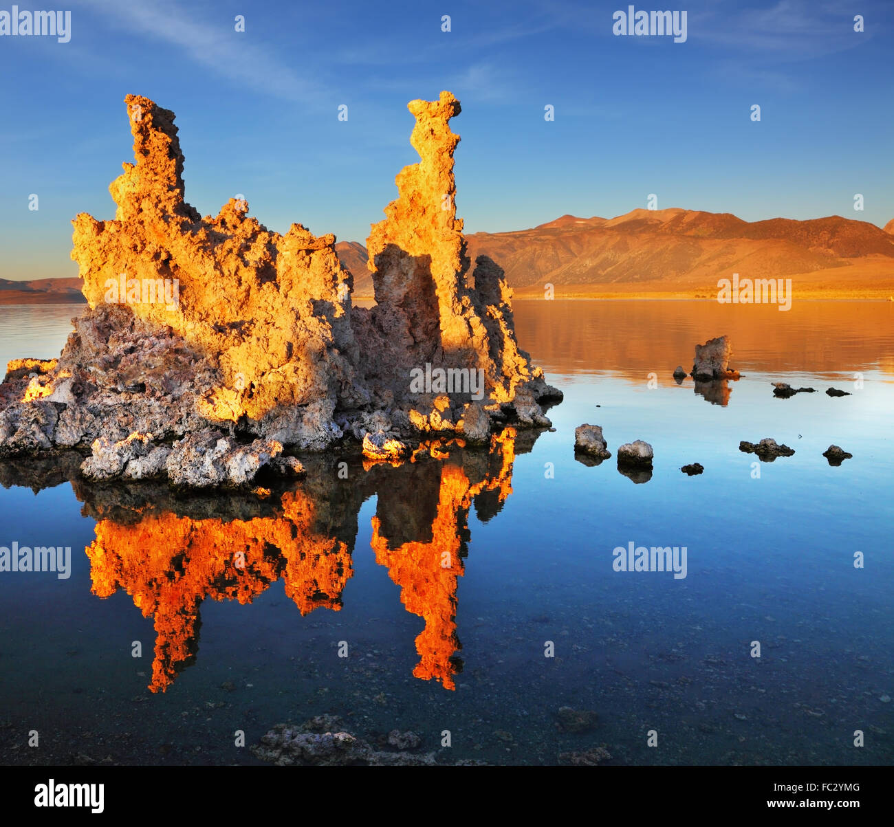 Arancione tramonto sul Lago Mono Foto Stock