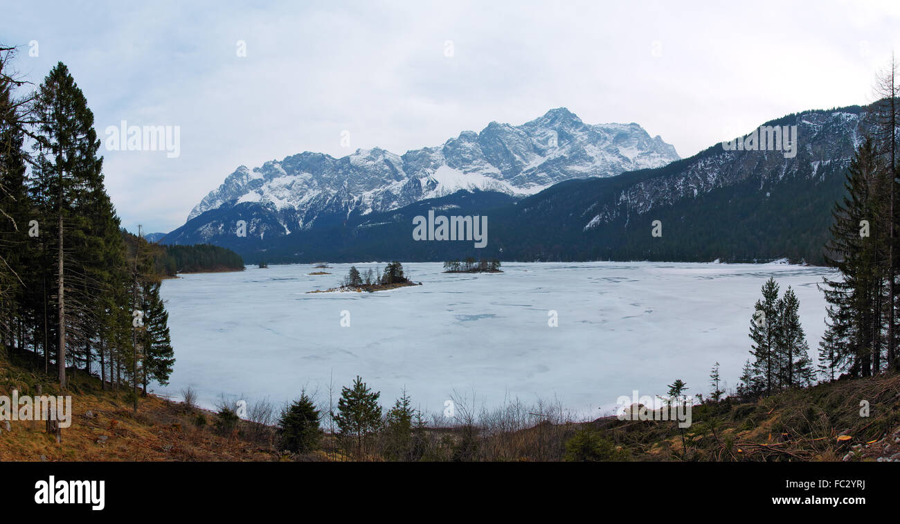 Montagna Zugspitze e il Lago Eibsee Foto Stock