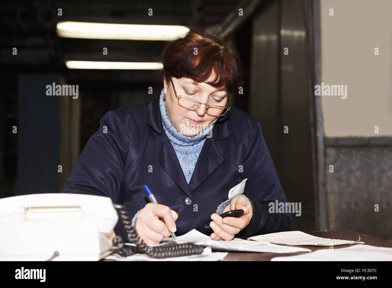 Forewoman iscritto presso la scrivania Foto Stock