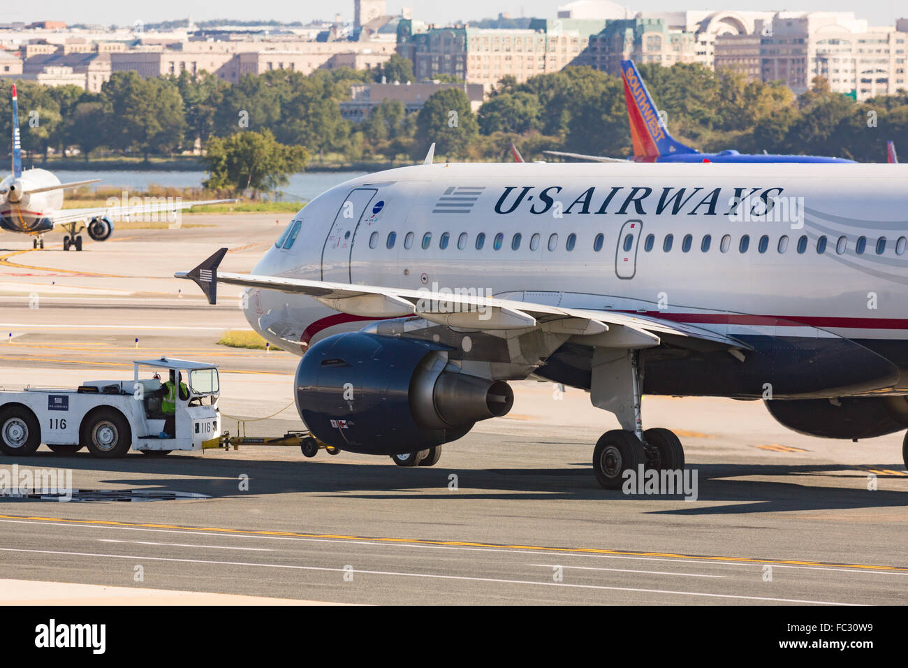 Un U.S. Airways aeromobile viene trainato alla porta all'Aeroporto Nazionale Reagan davanti al Potomac da Washington durante le operazioni Ottobre 5, 2014 in Arlington, Virginia. Foto Stock