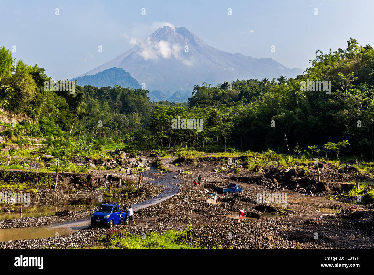 Vulcano Merapi, montagna di fuoco in Java. È il vulcano più attivo in Indonesia. Foto Stock