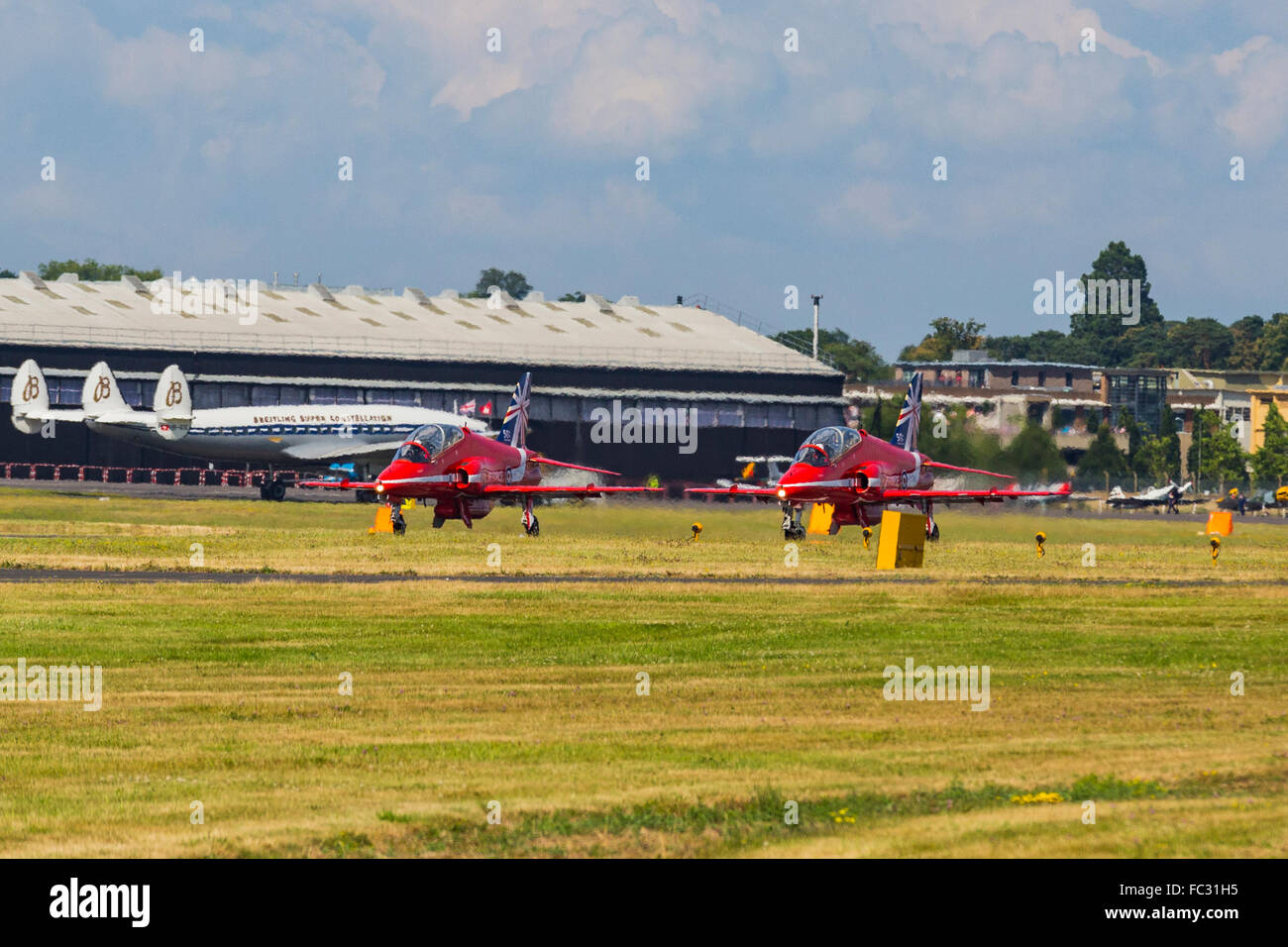 RAF frecce rosse in BAE Hawk T1 dei formatori, Farnborough International Airshow di Farnborough, Aeroporto, Rushmoor, Hampshire, Inghilterra Foto Stock