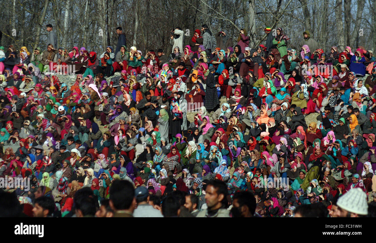 Srinagar Kashmir. Il 20 gennaio, 2016. Gli abitanti di un villaggio del Kashmir a guardare il funerale di millitant dopo l'incontro di Naina villaggio a sud del Kashmir del distretto di Pulwama ,due militanti e un civile sono stati uccisi .Il funzionamento è stato lanciato il martedì sera dopo le forze di sicurezza hanno ricevuto informazioni circa la presenza di militanti al villaggio di Naina. Uno degli uccisi militante è detto essere un comandante Hizb. Credito: Sofi Suhail/Alamy Live News Foto Stock