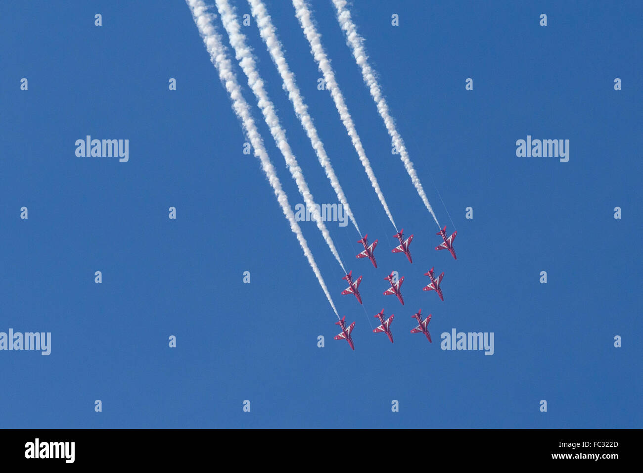 RAF frecce rosse in BAE Hawk T1 dei formatori, Farnborough International Airshow di Farnborough, Aeroporto, Rushmoor, Hampshire, Inghilterra Foto Stock