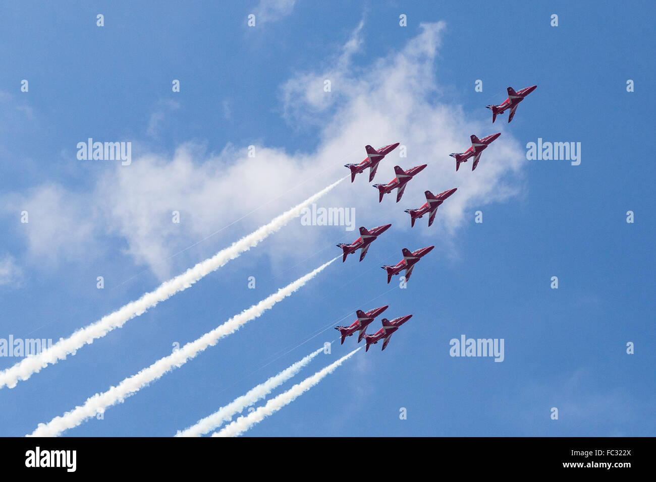 RAF frecce rosse in BAE Hawk T1 dei formatori, Farnborough International Airshow di Farnborough, Aeroporto, Rushmoor, Hampshire, Inghilterra Foto Stock