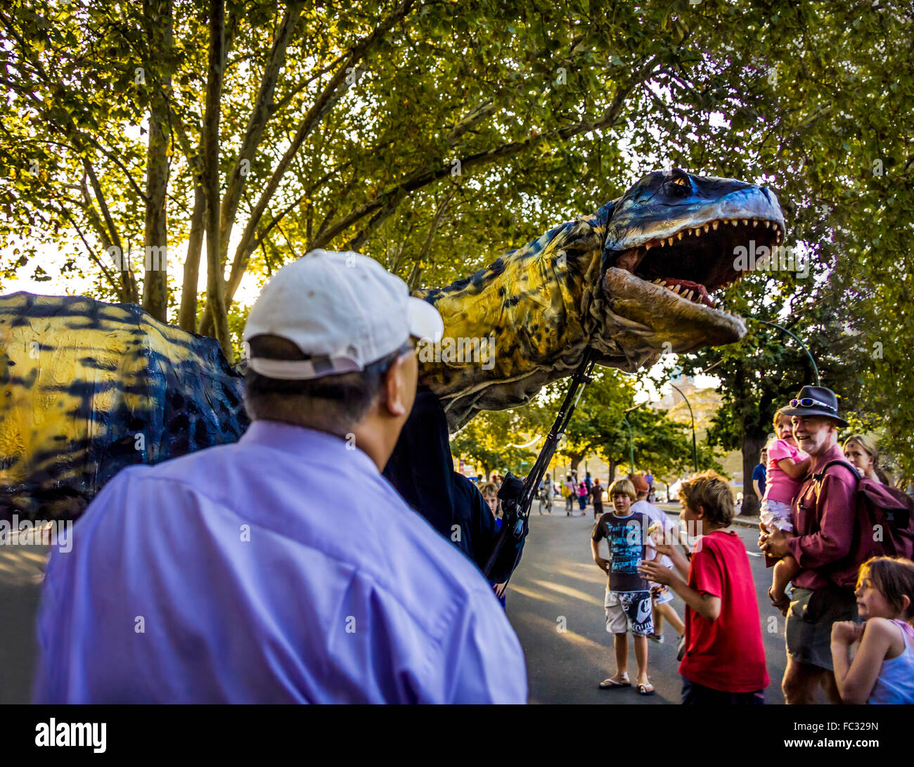 ERTH - Dinosauri dal Gondwana burattini giganti artisti itineranti Foto Stock