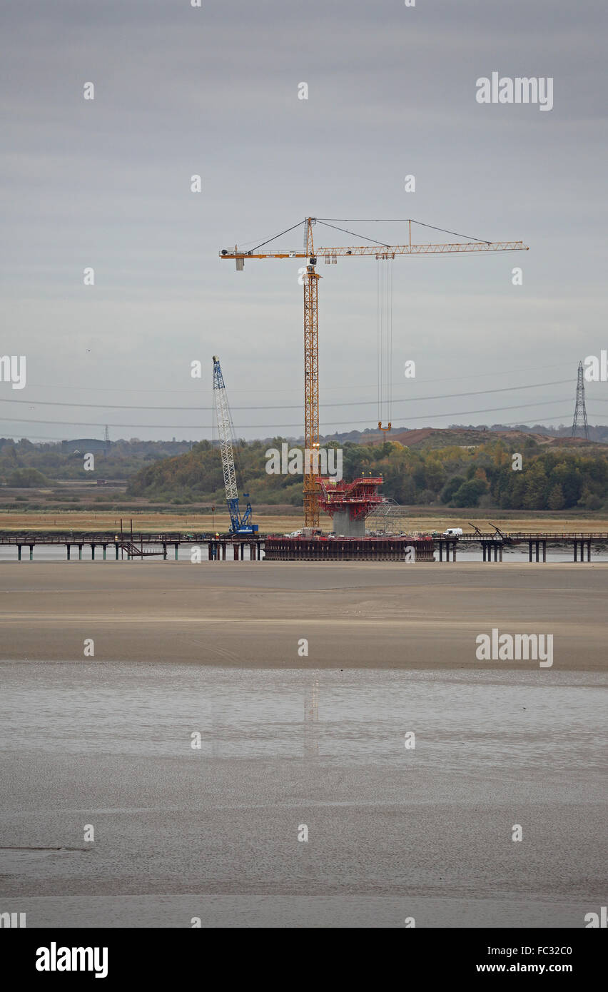 La costruzione della torre sud del nuovo gateway Mersey ponte sul fiume Mersey vista da ovest Foto Stock