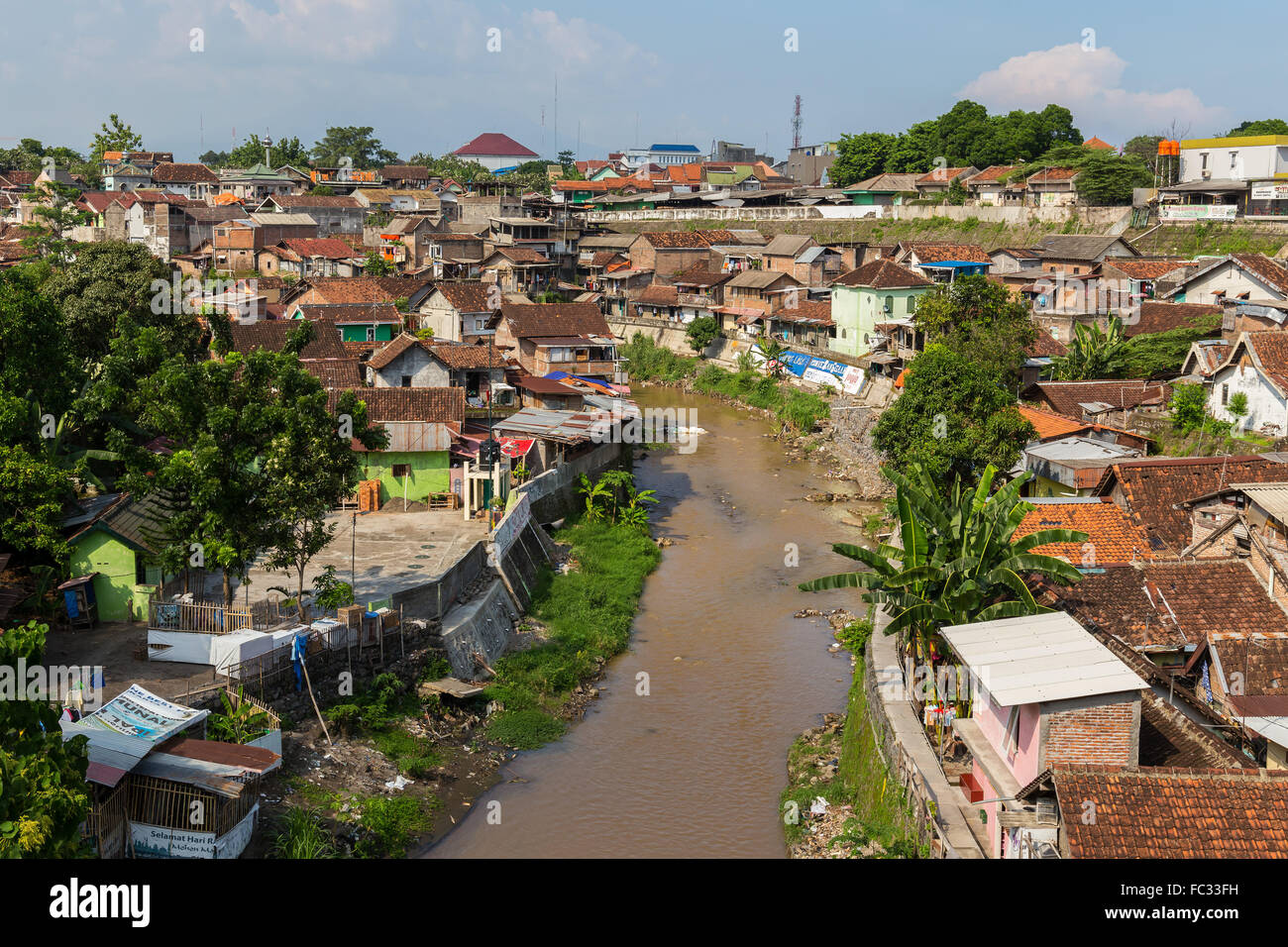 Il Riverside indonesiano baraccopoli di Yogyakarta, Indonesia. Foto Stock