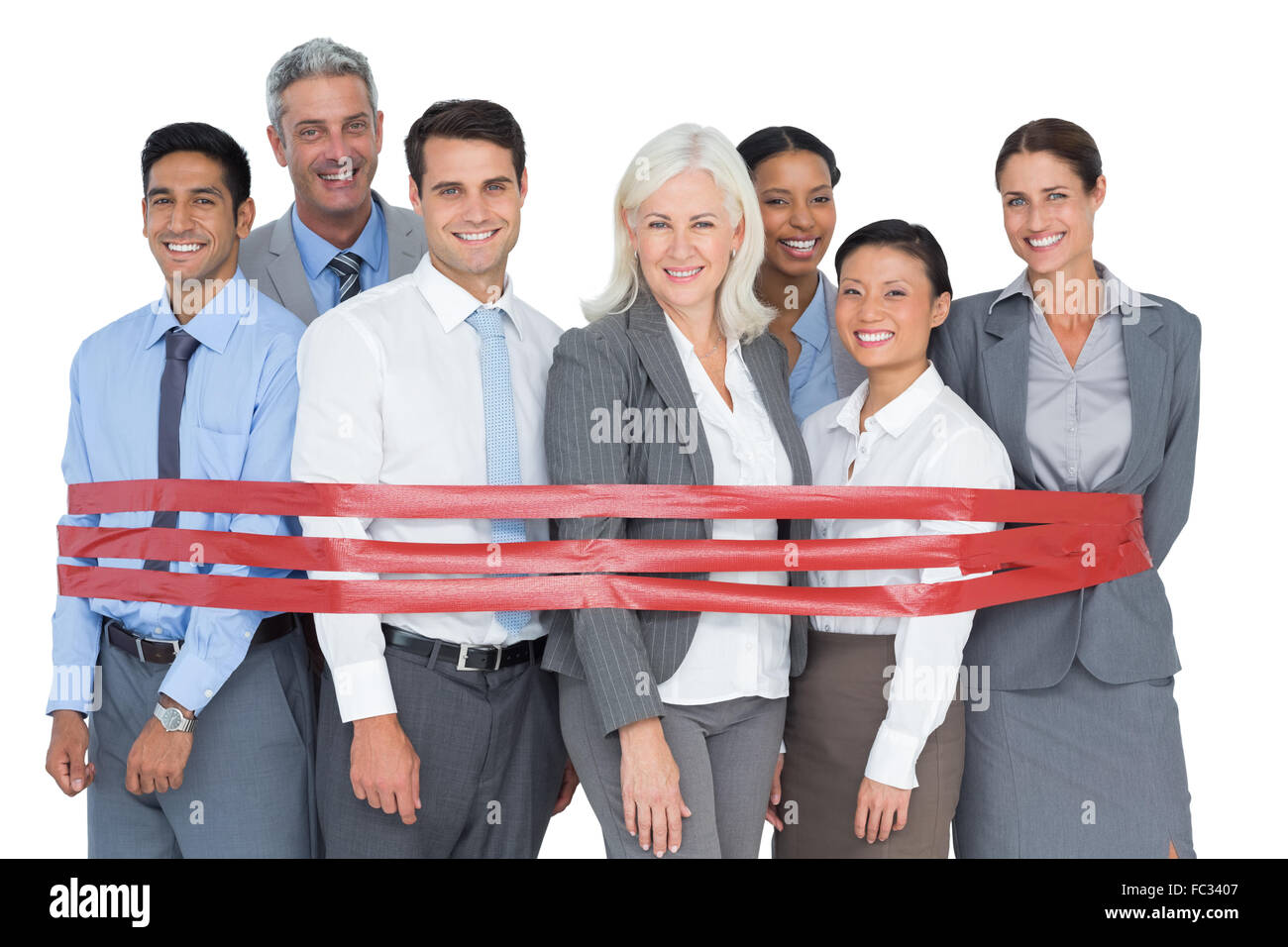Sorridente la gente di affari che circonda da una striscia rossa Foto Stock