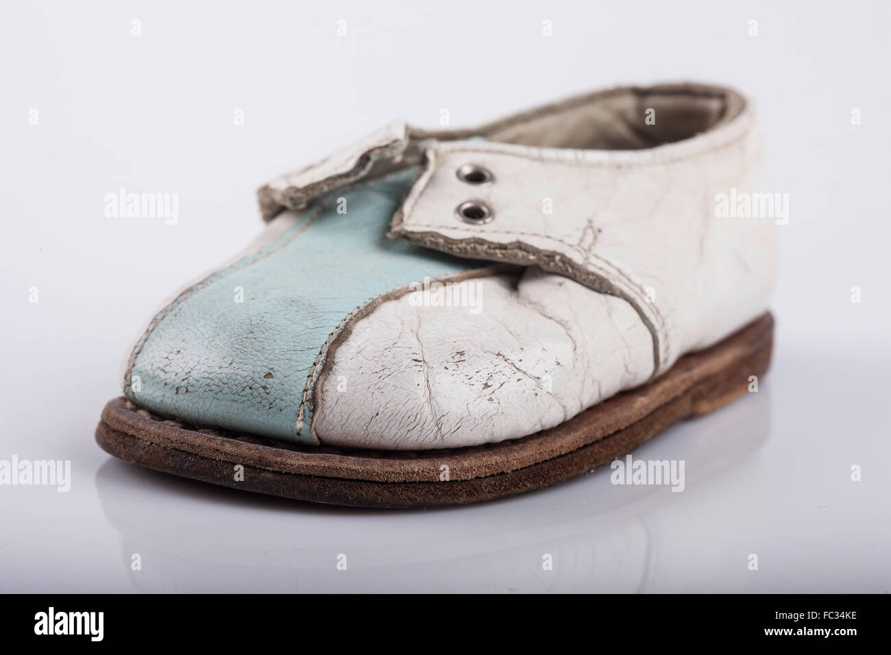 I bambini della vecchia scarpa su uno sfondo bianco Foto Stock