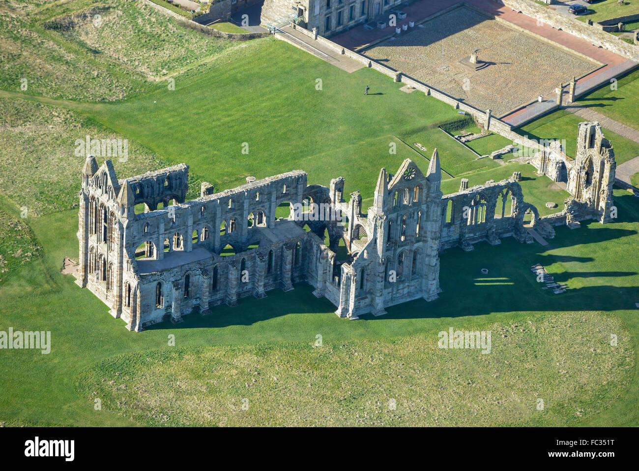 Una veduta aerea della rovina Whitby Abbey, North Yorkshire Foto Stock