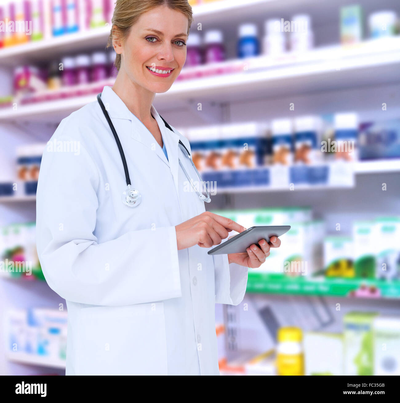 Immagine composita del biondo medico utilizzando tablet pc Foto Stock