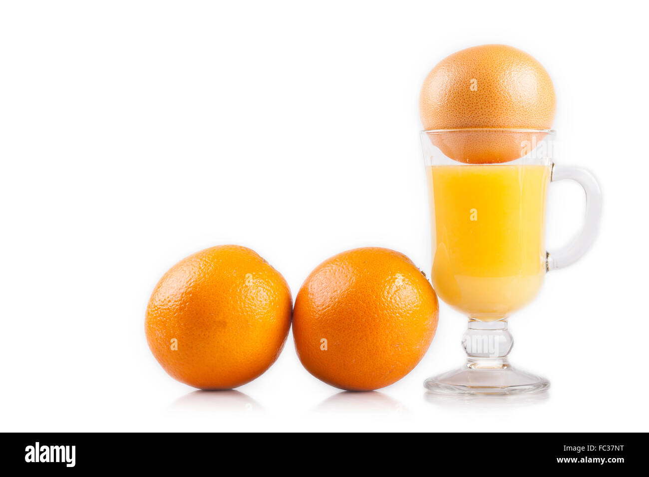 Bicchiere di succo di frutta e un'arancia a fette su bianco Foto Stock