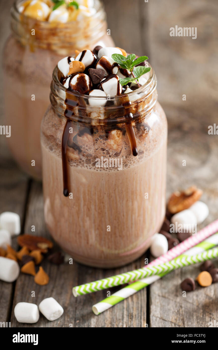 Agitare al cioccolato con salsa di gocciolamento e marshmellows Foto Stock