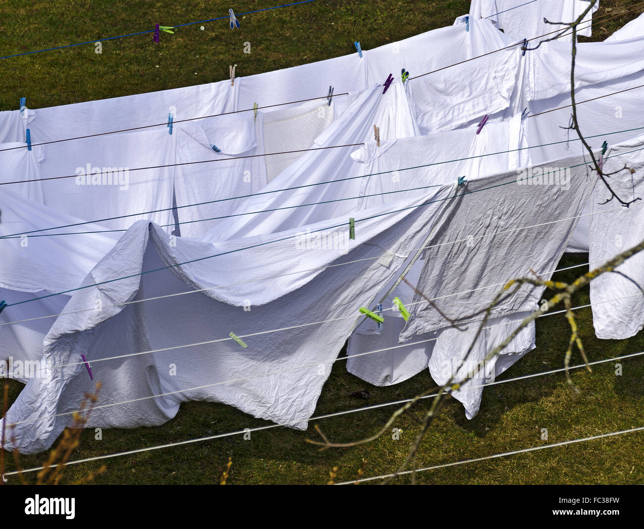 Biancheria da letto bianca essiccazione su clotheslines Foto Stock