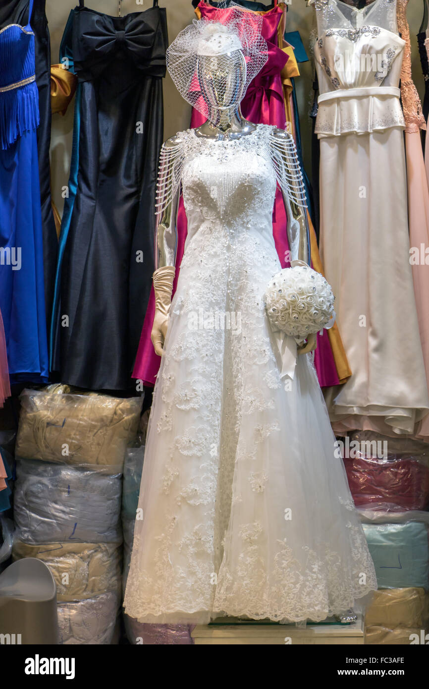Abito da sposa su un manichino in un negozio Foto Stock
