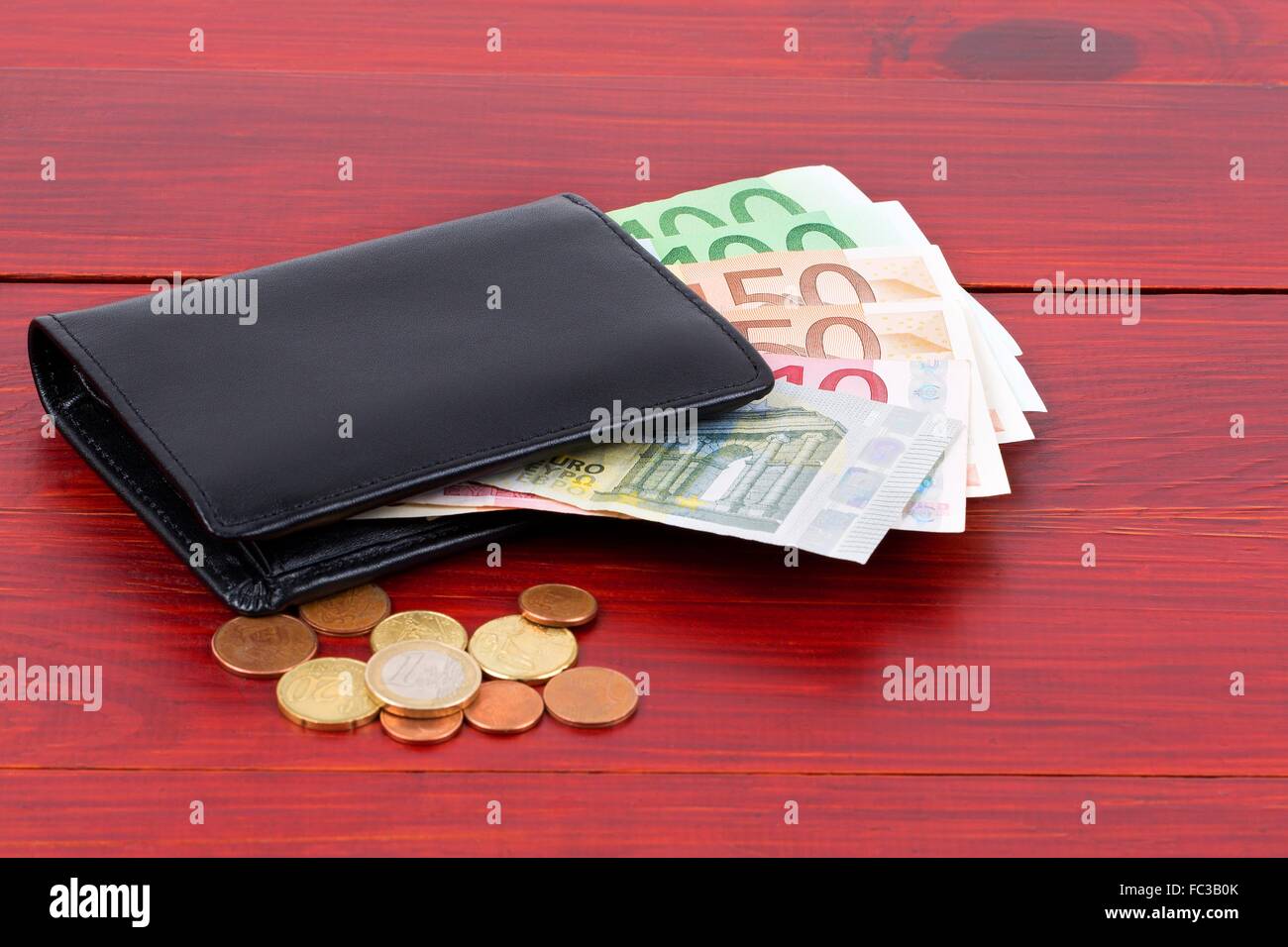 Portafoglio con soldi europei su uno sfondo di legno Foto Stock