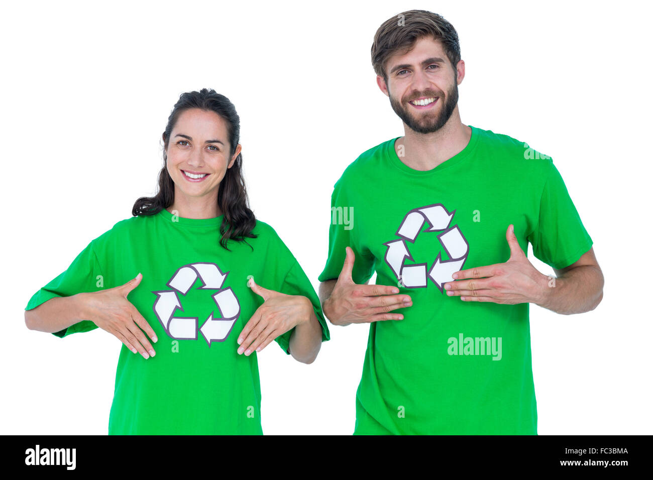Amici indossando il riciclaggio tshirt stessi di puntamento Foto Stock