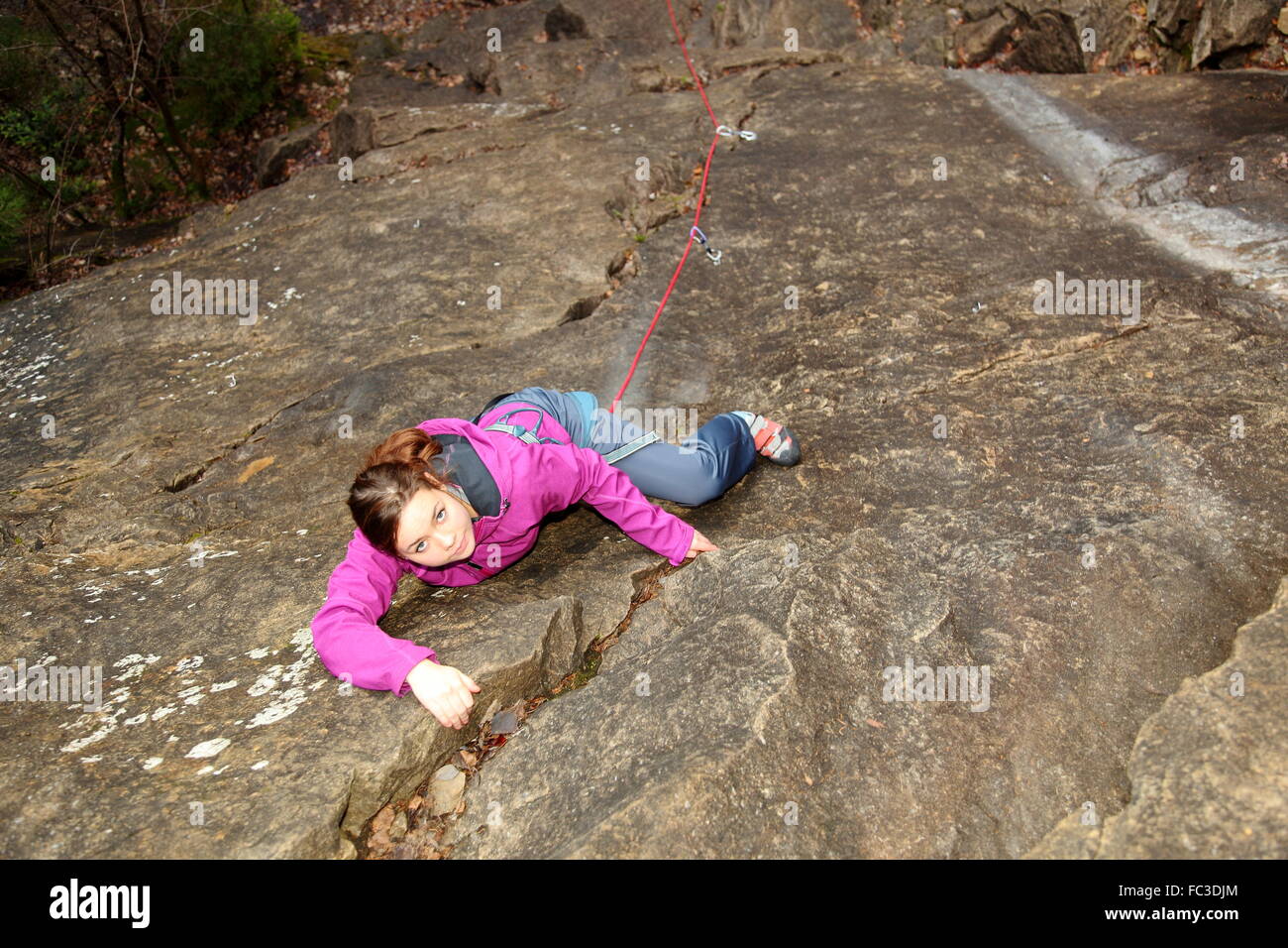 Arrampicata su roccia ragazza giovane Foto Stock