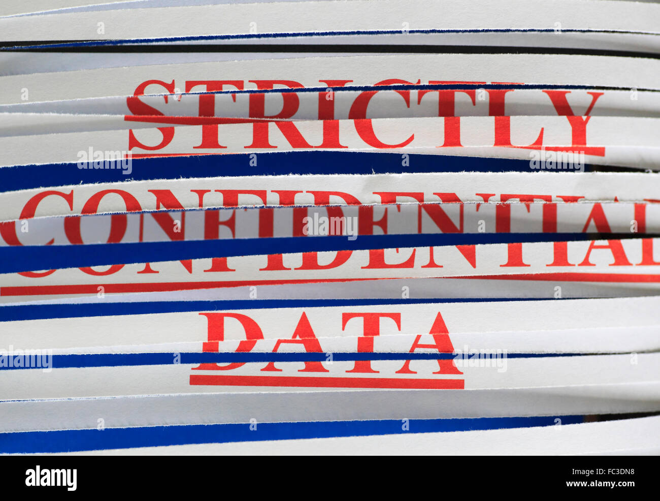 'STRICTLY DATI RISERVATI' carta attraverso una trinciatrice. Foto Stock