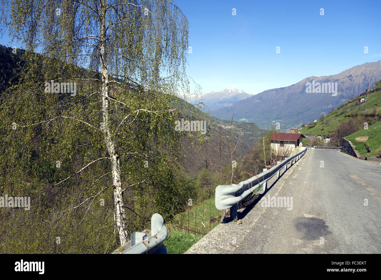 Strada di montagna nelle Alpi Svizzere Foto Stock