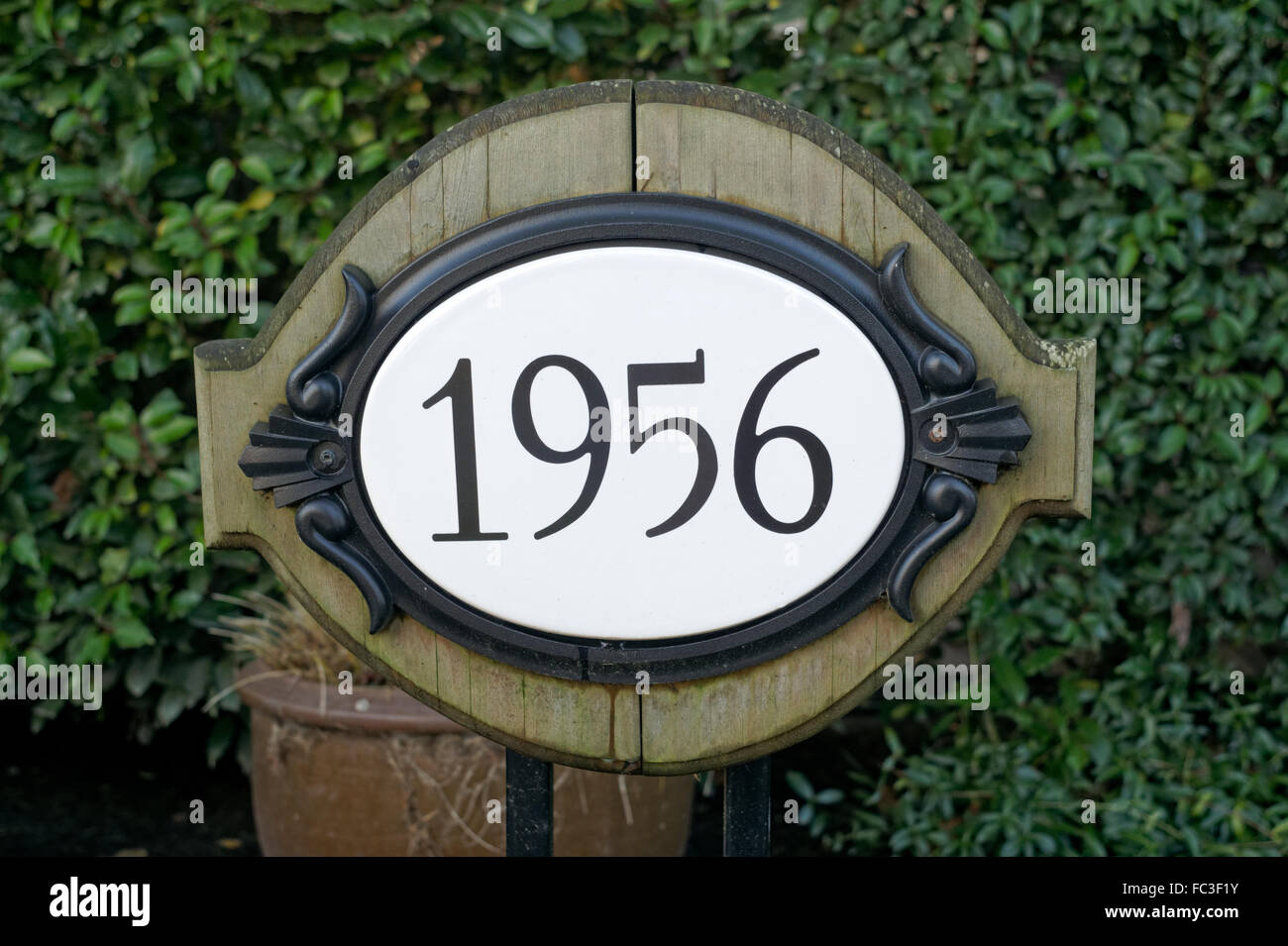 1956 numero di casa su una fantasia di placca ovale Foto Stock