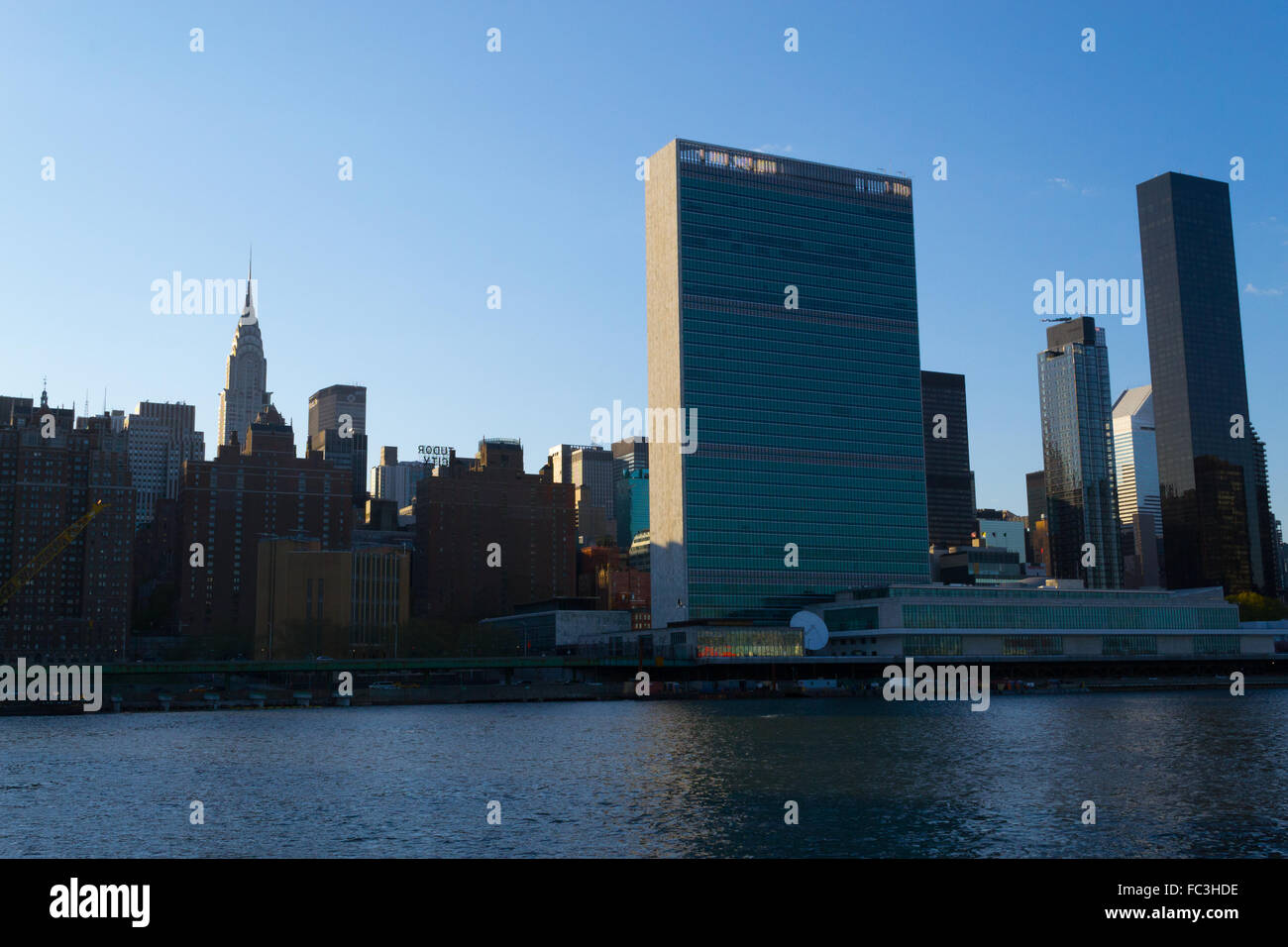 Midtown Manhattan da una nave traghetto in East River Foto Stock
