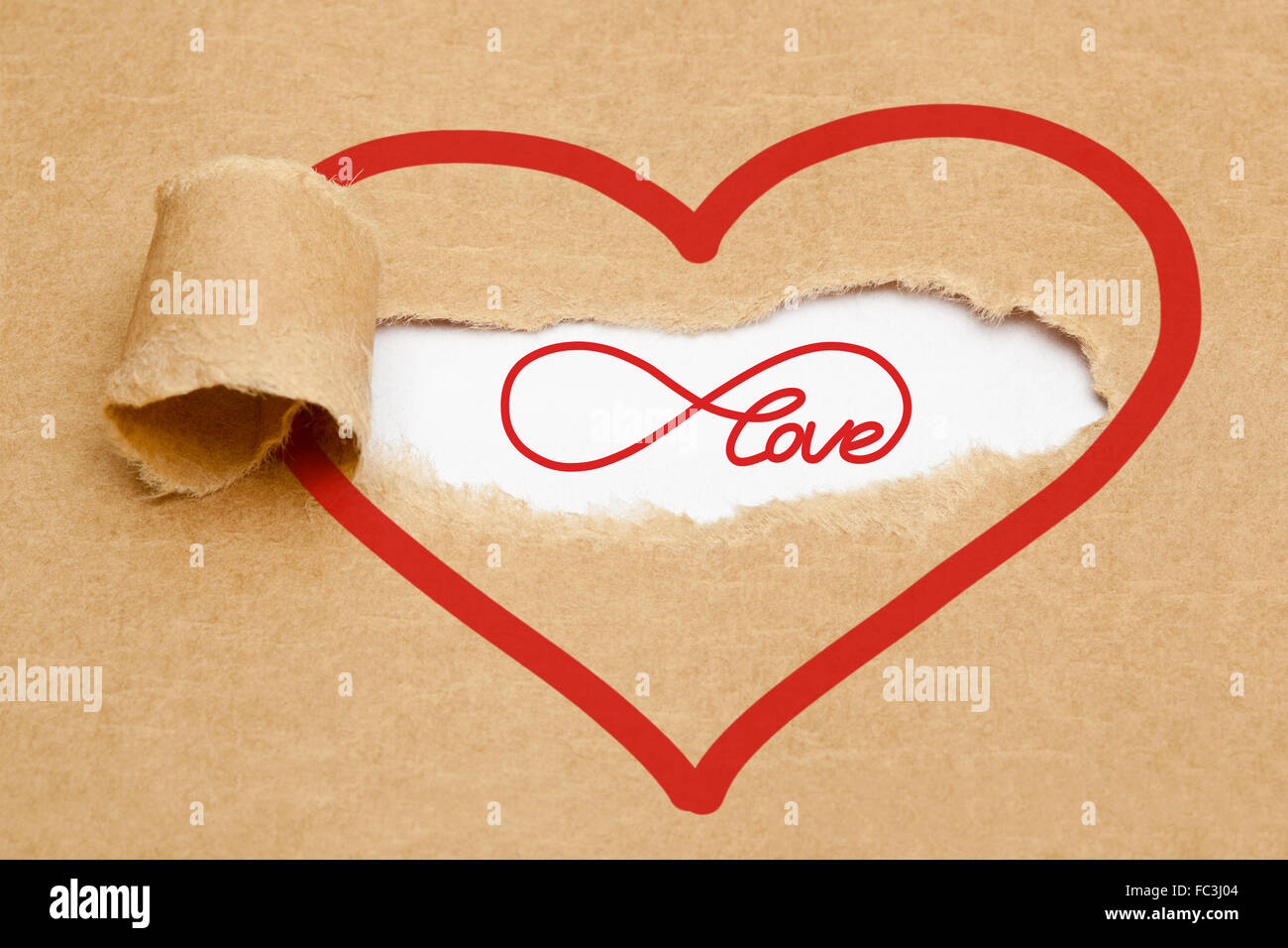 Infinito Amore concetto con simbolo di infinito che appaiono dietro strappato carta marrone. Foto Stock
