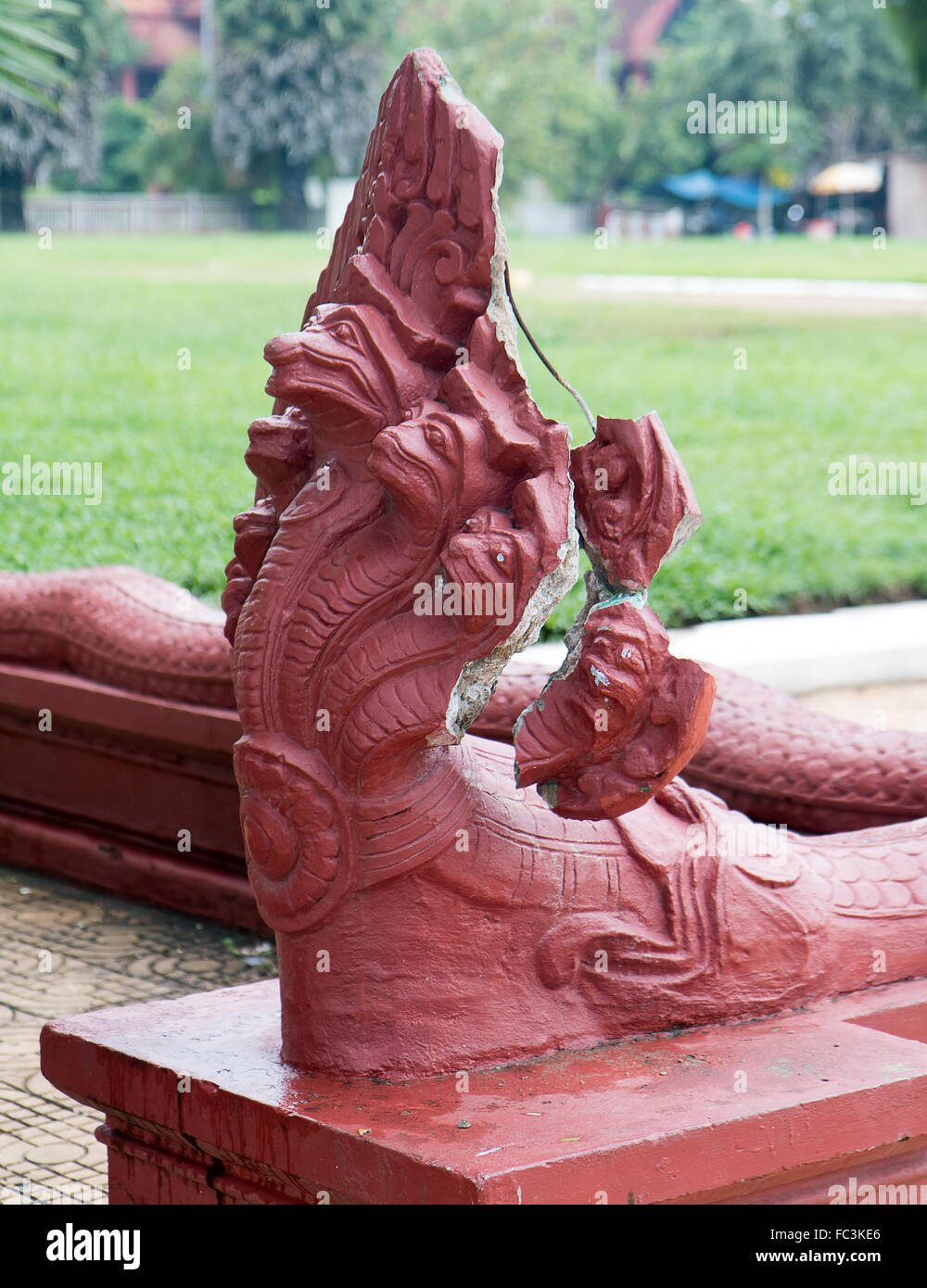 Naga danneggiato statua all'ingresso del parco di Phnom Penh Foto Stock