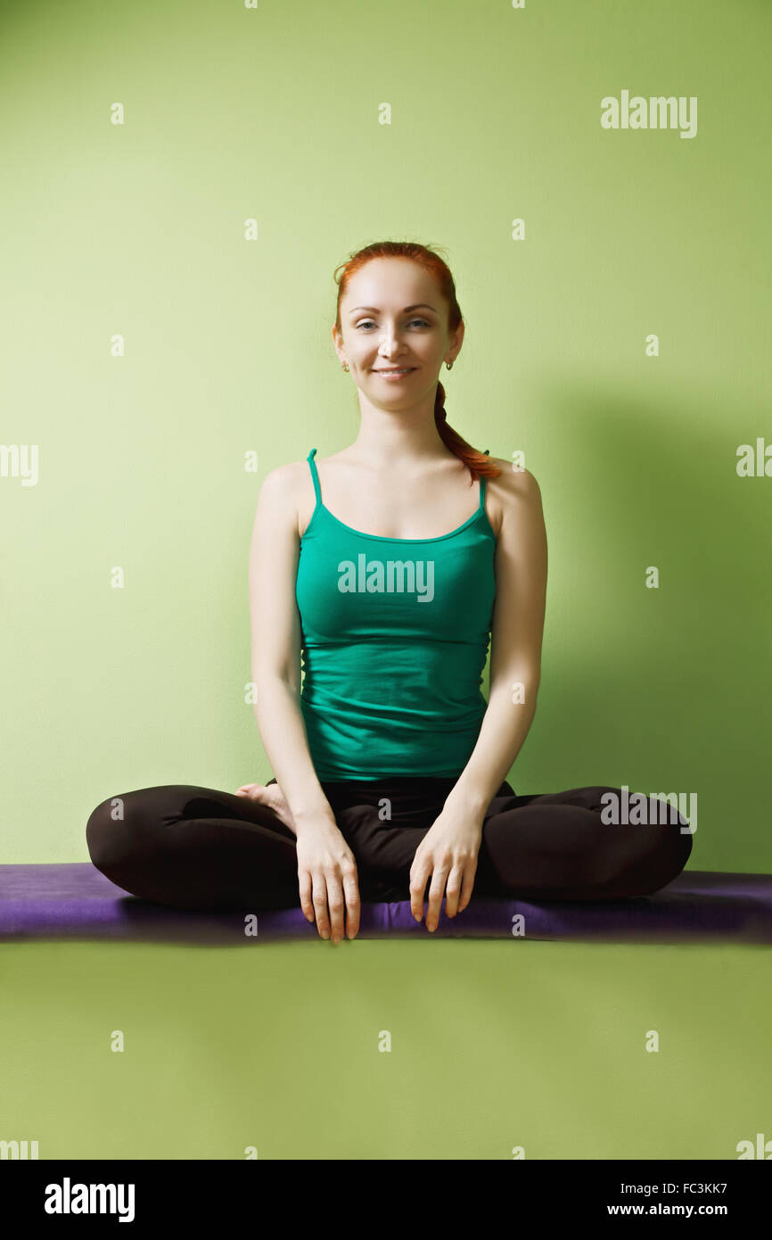 Contenti della donna in lotus pongono Foto Stock
