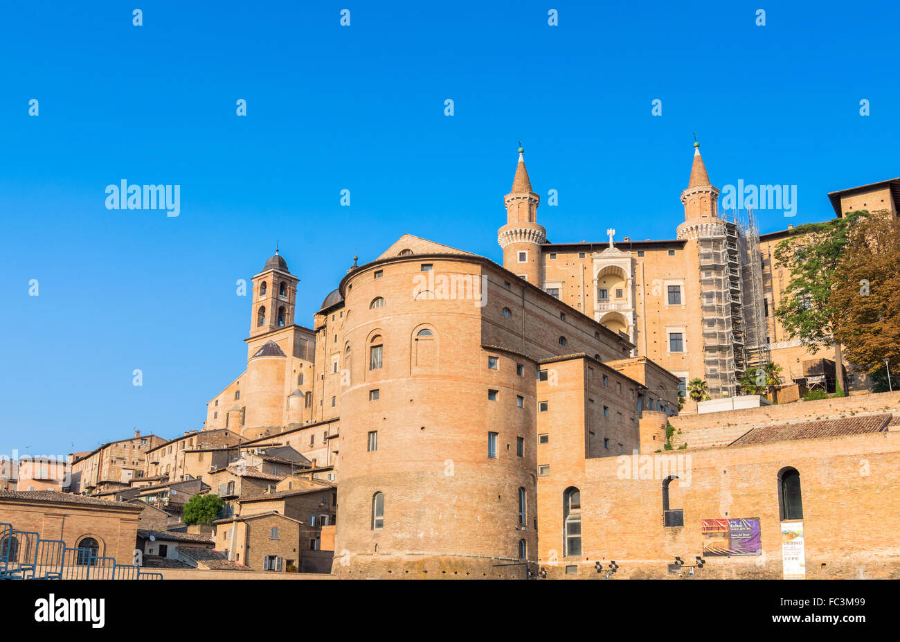 Skyline con Palazzo Ducale di Urbino, Italia. Foto Stock