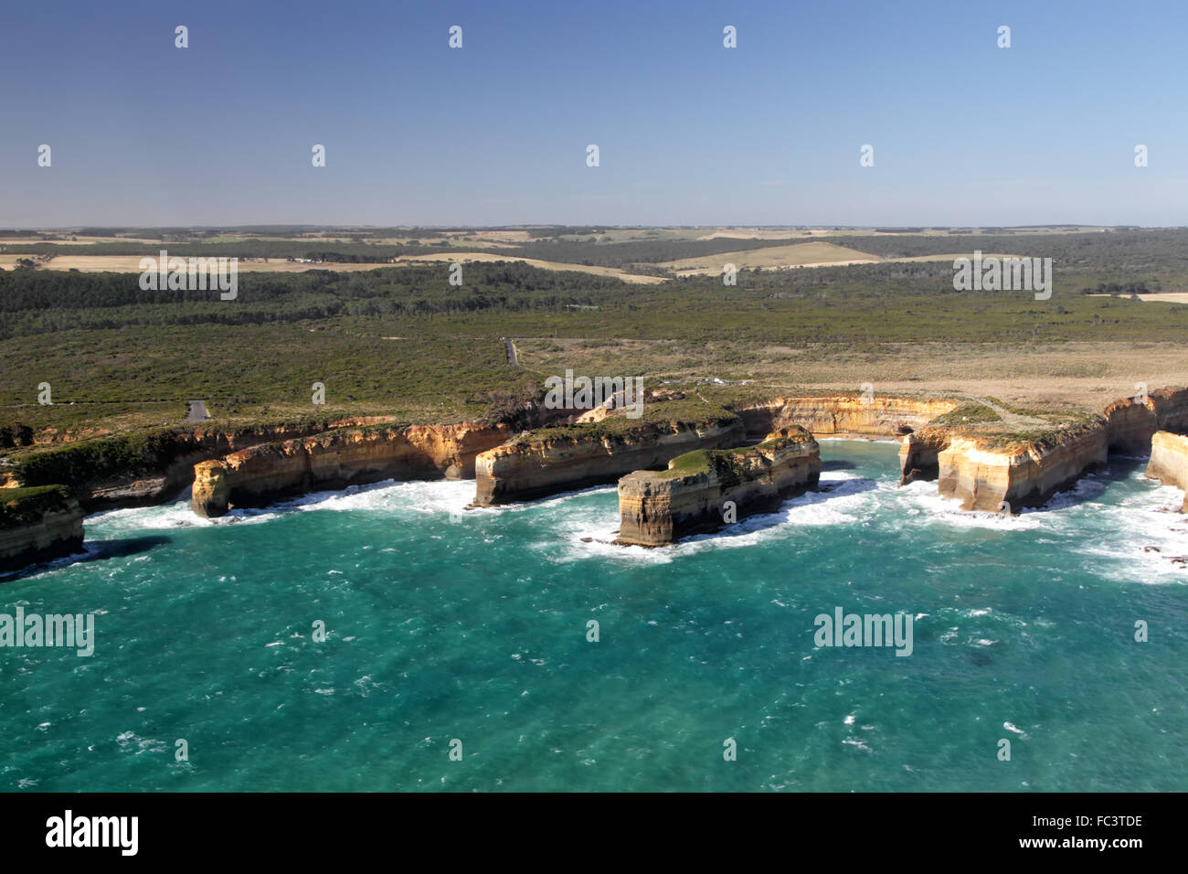 Vista aerea del Loch Ard Gorge vicino i dodici Apostoli presso la Great Ocean Road nel Parco Nazionale di Port Campbell, Victoria, Aus Foto Stock