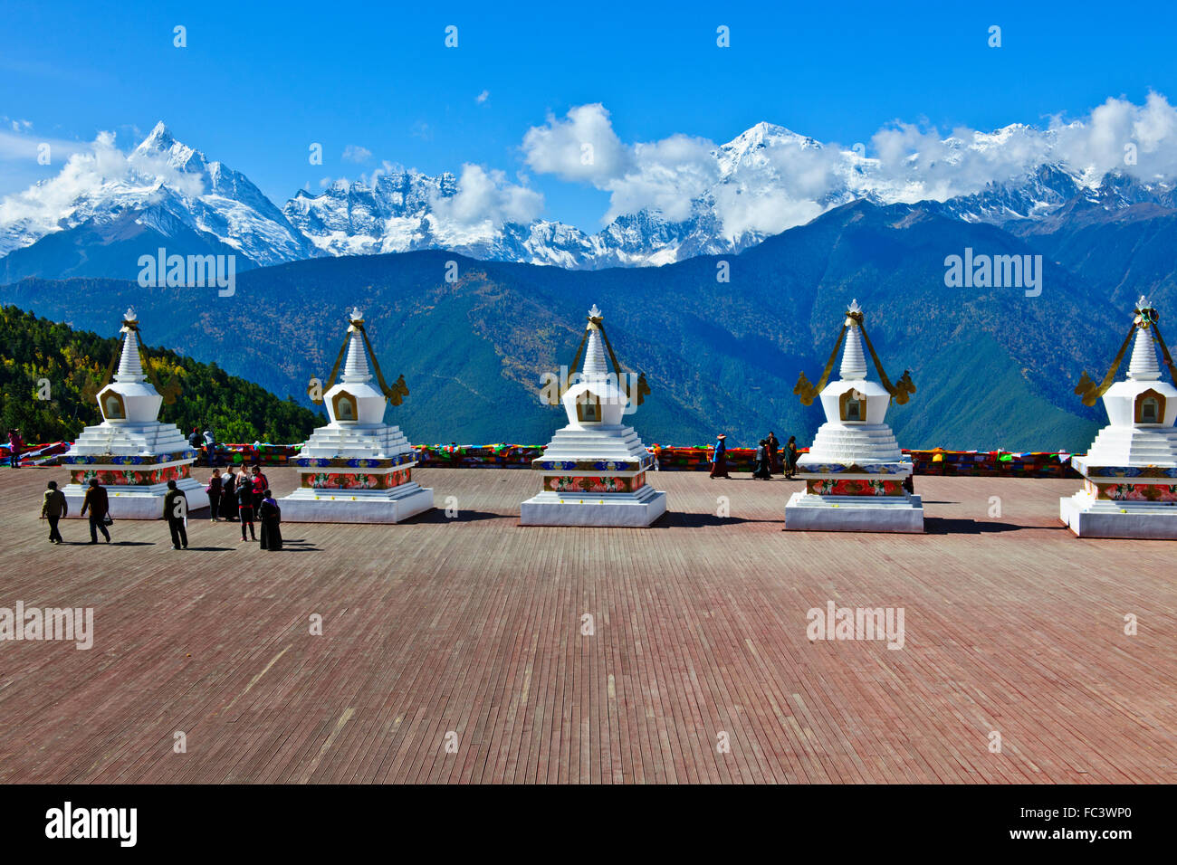 Tempio Feilal ghiacciaio Mingyong,Meili Snow Mountain Range,Santo picco Kawagebo adorato dai tibetani,nella provincia dello Yunnan,PRC,Cina Foto Stock