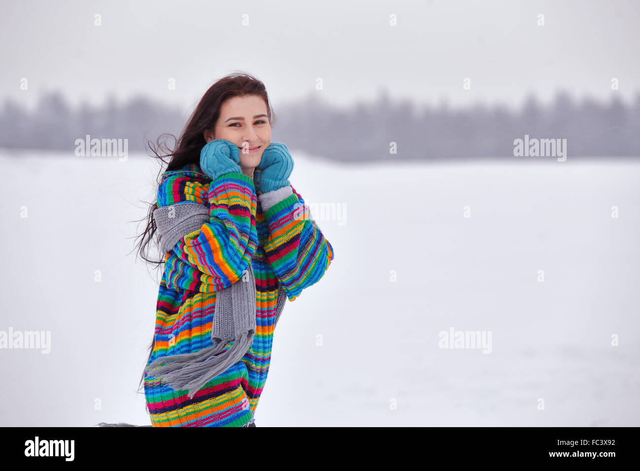 Bella ragazza in un maglione sulla passeggiata invernale, Bielorussia Foto Stock