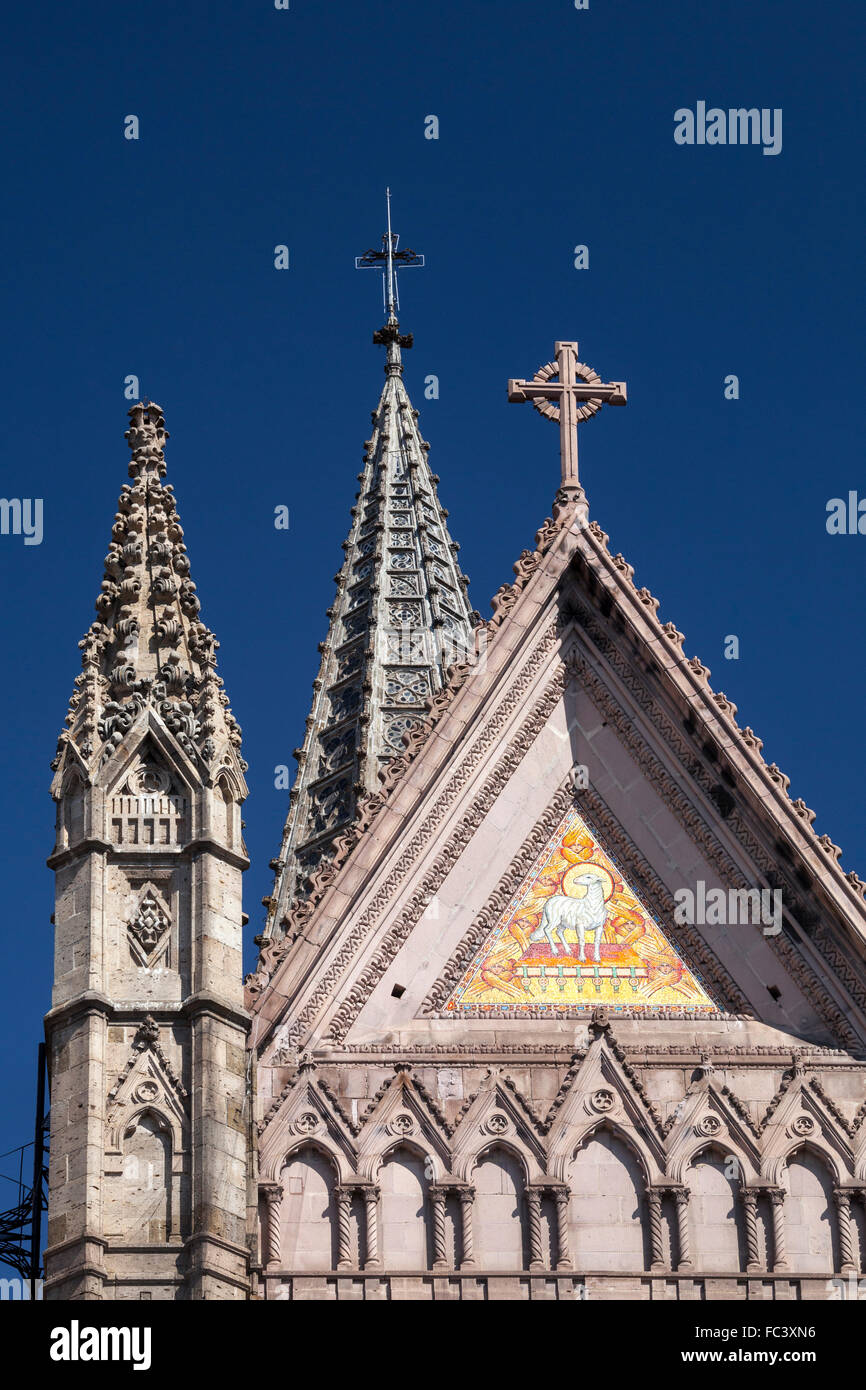 Dettaglio delle torri del neo-gotico del Templo Expiatorio di Guadalajara, Jalisco, Messico. Foto Stock