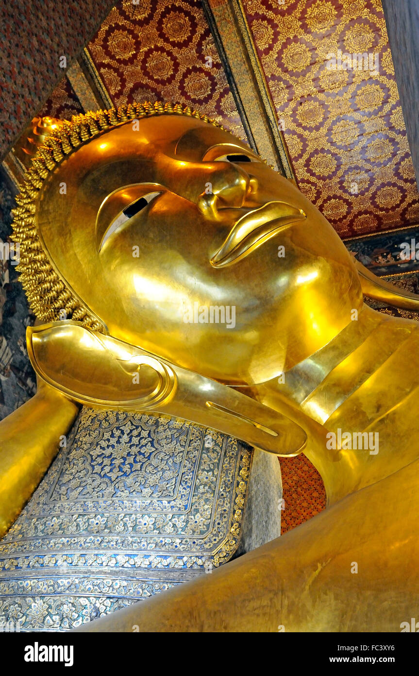 Reclining Golden Buddha in Wat Pho tempio (Wat Phra Chetuphon), Bangkok, Thailandia, Sud-est asiatico, in Asia Foto Stock