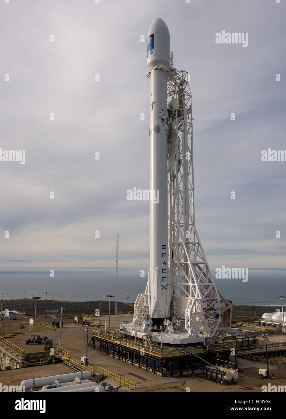 La SpaceX Falcon 9 si prepara a razzo per sollevare con il Jason-3 a bordo di veicoli spaziali a base aerea di Vandenberg Space Launch Complex 4 East 16 gennaio 2016 in Vandenberg, California. Foto Stock
