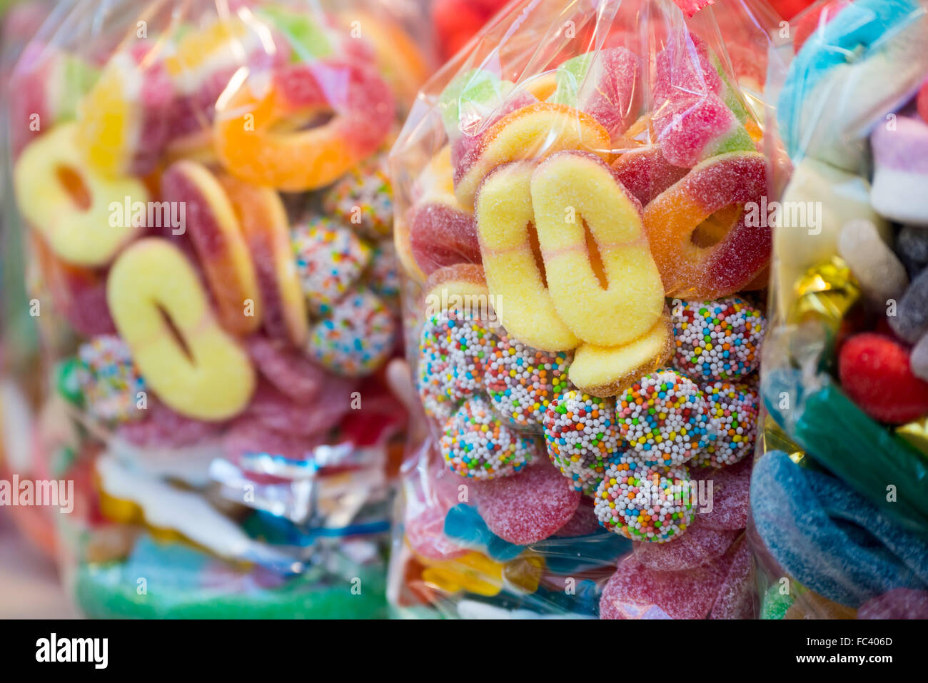 Primo piano di pacchetti con dolci e caramelle in un negozio di dolciumi  Foto stock - Alamy