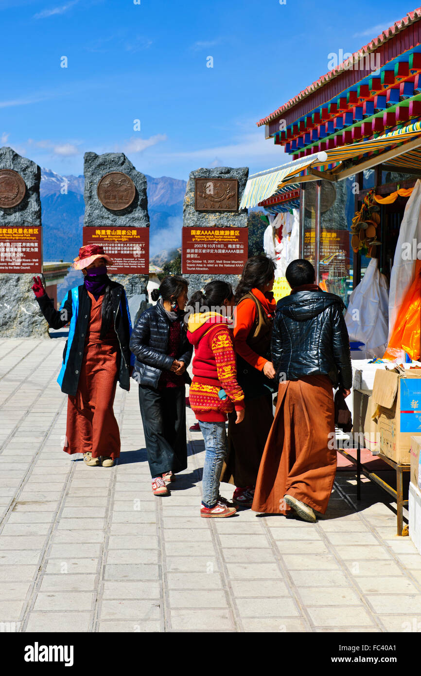 Tempio Feilal ghiacciaio Mingyong,Meili Snow Mountain Range,Santo picco Kawagebo adorato dai tibetani,nella provincia dello Yunnan,PRC,Cina Foto Stock